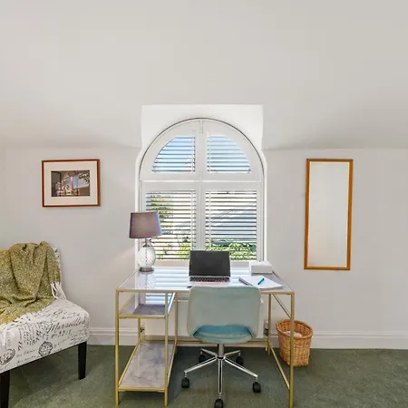 3 Bedroom Mews - Clapham Common - Free Private Parking - Sleeps 5 - Newly Refurbished - Sweetpea & Pillow London
