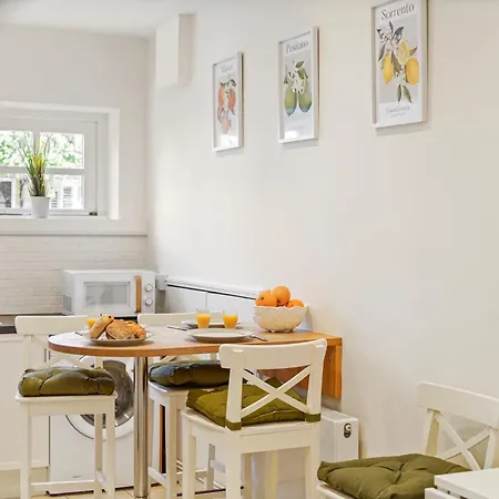 3 Bedroom Mews - Clapham Common - Free Private Parking - Sleeps 5 - Newly Refurbished - Sweetpea & Pillow * London