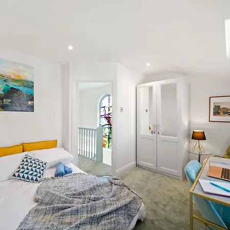 3 Bedroom Mews - Clapham Common - Free Private Parking - Sleeps 5 - Newly Refurbished - Sweetpea & Pillow Hébergement de vacances *