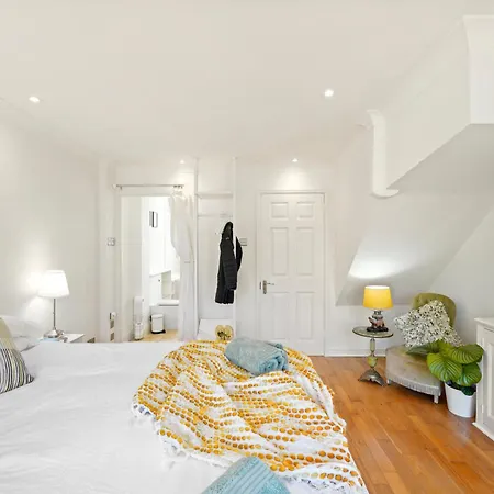 3 Bedroom Mews - Clapham Common - Free Private Parking - Sleeps 5 - Newly Refurbished - Sweetpea & Pillow Ferienhaus