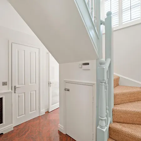 3 Bedroom Mews - Clapham Common - Free Private Parking - Sleeps 5 - Newly Refurbished - Sweetpea & Pillow Hébergement de vacances