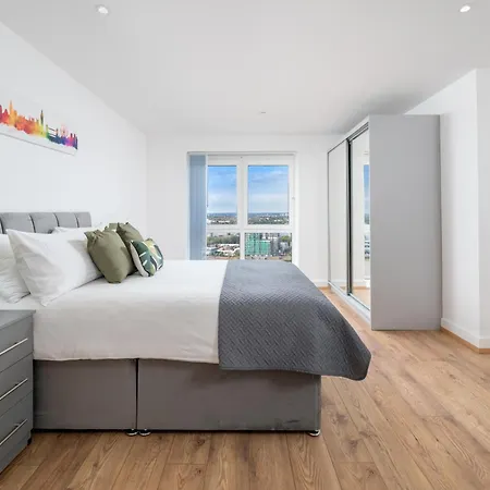 Skyvillion: Riverside With Views Apartment London