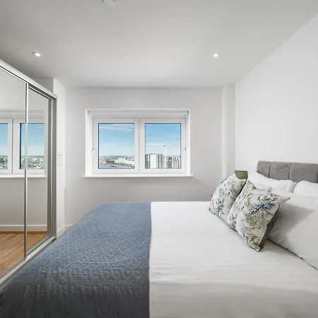 Skyvillion: Riverside With Views Apartment *