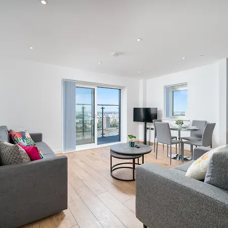 Skyvillion: Riverside With Views Apartment London
