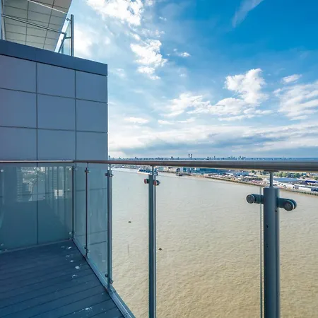 Skyvillion: Riverside With Views Apartment