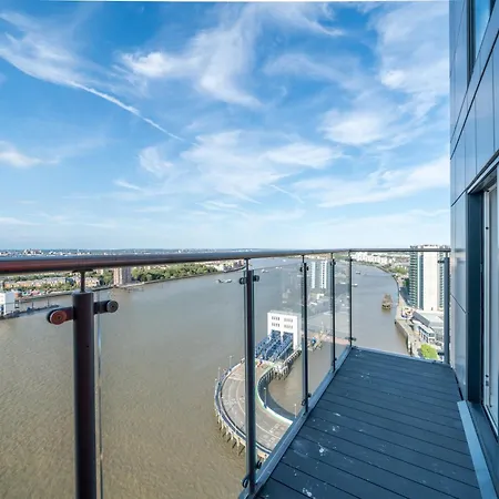Skyvillion: Riverside With Views Apartment London