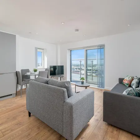 Skyvillion: Riverside With Views * London