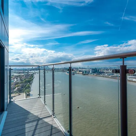 Skyvillion: Riverside With Views Apartment London