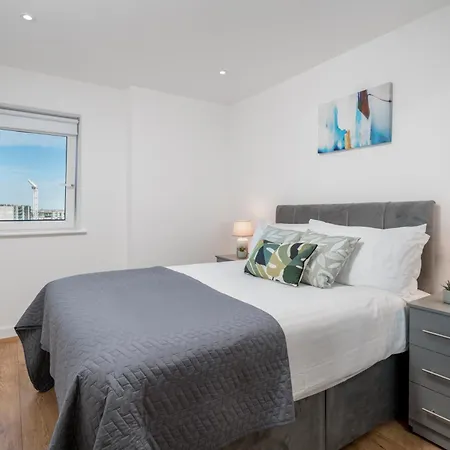 Skyvillion: Riverside With Views Apartment London