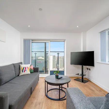 Skyvillion: Riverside With Views * London
