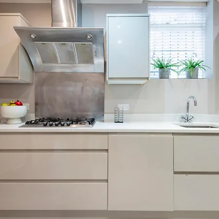 Hampstead Garden Flat-hosted By Sweetstay *