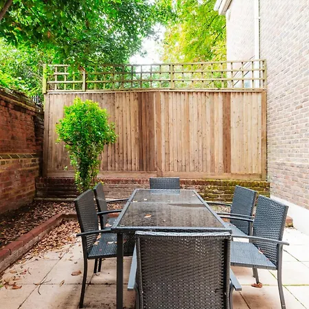Hampstead Garden Flat-hosted By Sweetstay * Londyn