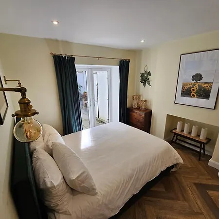 Spacious & Renovated 1-Bed Garden Flat In London Apartment London