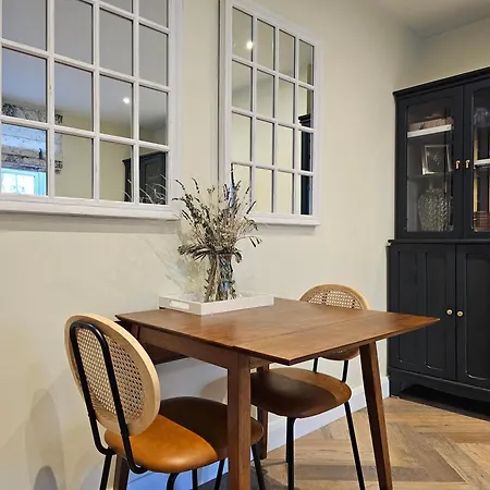 Apartment Spacious & Renovated 1-Bed Garden Flat In London *
