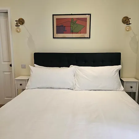 Apartment Spacious & Renovated 1-Bed Garden Flat In London London