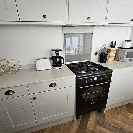 Spacious & Renovated 1-Bed Garden Flat In London Apartment London