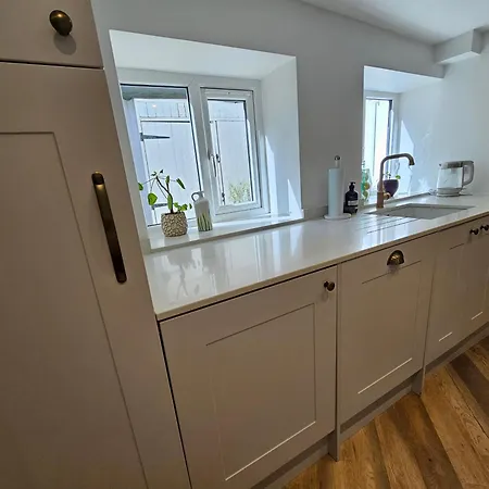 Spacious & Renovated 1-Bed Garden Flat In London London