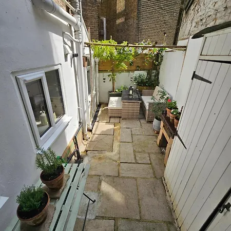 Spacious & Renovated 1-Bed Garden Flat In London Apartment