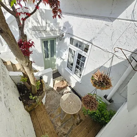 Apartment Spacious & Renovated 1-Bed Garden Flat In London *