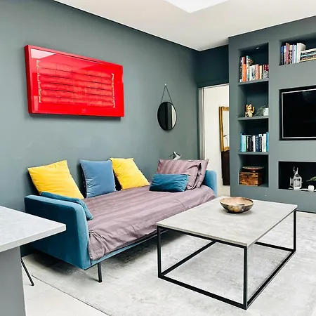 Stunning, Architecturally Designed Garden With Parking Apartment London