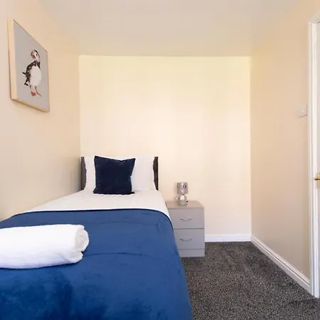Modern 2 Bed 4 Separate Beds In Thamesmead Apartment *
