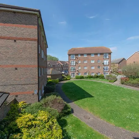 Modern 2 Bed 4 Separate Beds In Thamesmead Apartment *
