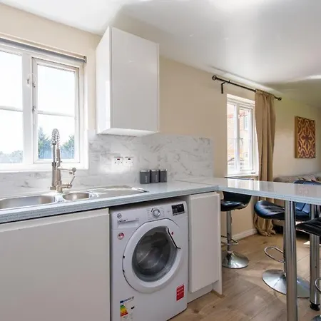 Modern 2 Bed 4 Separate Beds In Thamesmead Apartment *