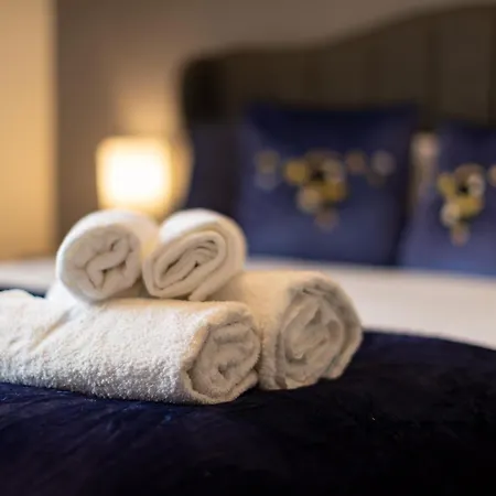 Royal Retreat & Lego With Free Parking!