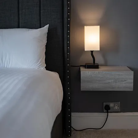 Royal Retreat & Lego With Free Parking! Holiday home