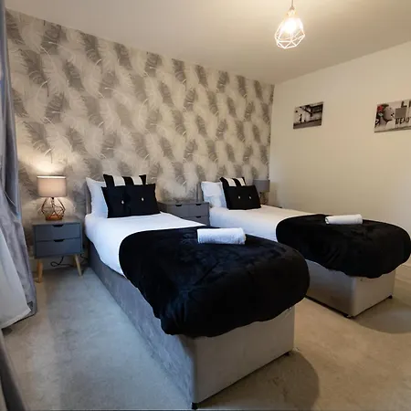 Royal Retreat & Lego With Free Parking! Holiday home