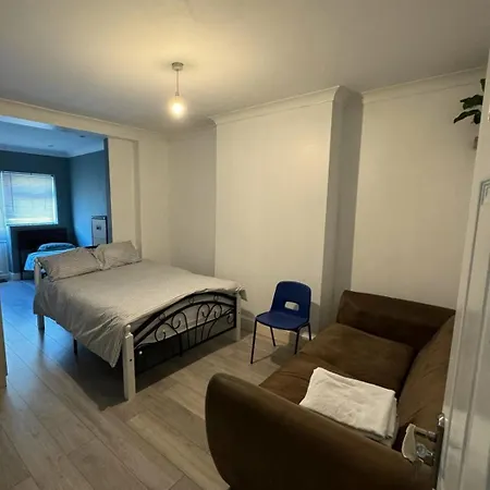 A Cosy 8 Bedroom House Homestay *