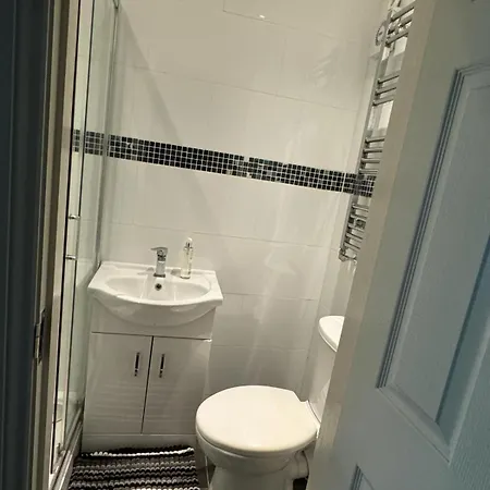 A Cosy 8 Bedroom House Edmonton