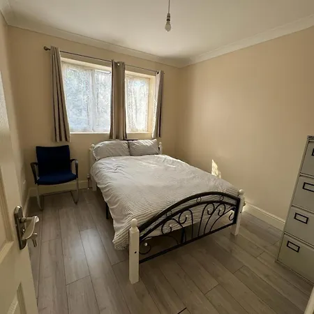 A Cosy 8 Bedroom House Edmonton