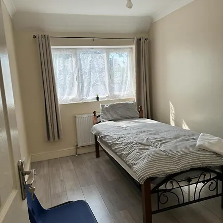 A Cosy 8 Bedroom House Homestay Edmonton