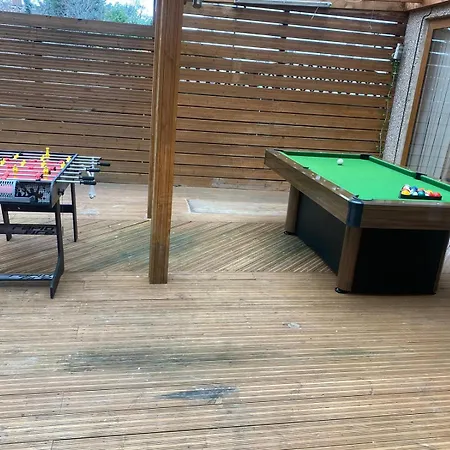 5 Bed Haven - Off Street Parking - Pool Table Holiday home