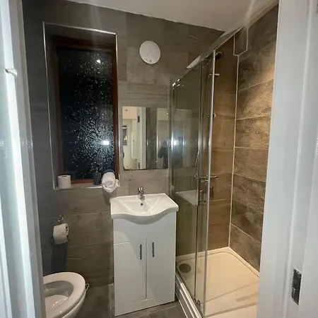 5 Bed Haven - Off Street Parking - Pool Table Welling