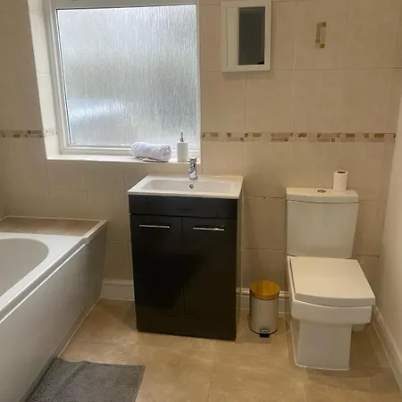 5 Bed Haven - Off Street Parking - Pool Table Holiday home Welling