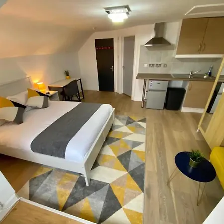 Apartment Modern 2/3 Huge Bedrooms Heathrow & London *