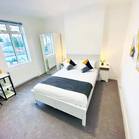 Modern 2/3 Huge Bedrooms Heathrow & London * Feltham