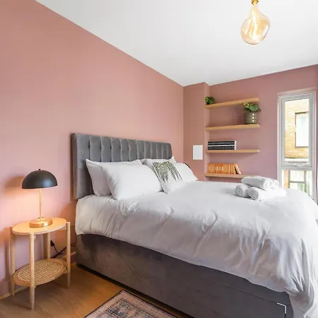 Designer 2bed 3bath Duplex - 20mins2central London! Apartment