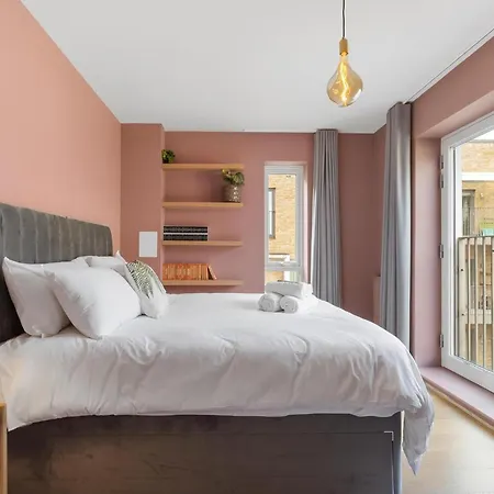 Designer 2bed 3bath Duplex - 20mins2central London!