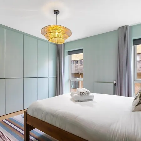 Designer 2bed 3bath Duplex - 20mins2central London! London
