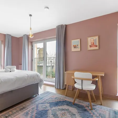 Designer 2bed 3bath Duplex - 20mins2central London!