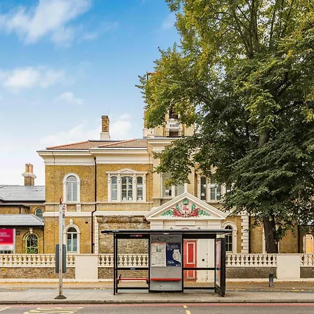 Designer 2bed 3bath Duplex - 20mins2central London! Apartment