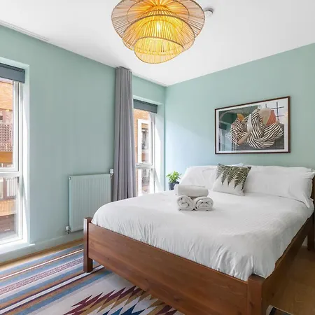 Designer 2bed 3bath Duplex - 20mins2central London! Apartment