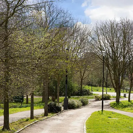 Designer 2bed 3bath Duplex - 20mins2central London!