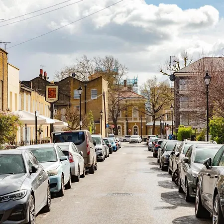 Designer 2bed 3bath Duplex - 20mins2central London! Apartment