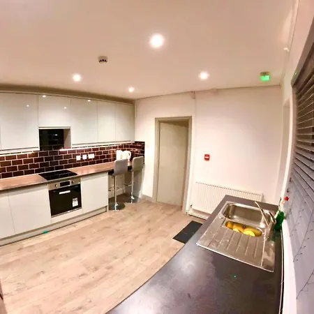 The Lux Ville, Stunning 6 Bedroom In London Holiday home
