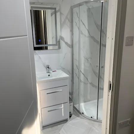 The Lux Ville, Stunning 6 Bedroom In London Holiday home