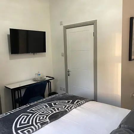 The Lux Ville, Stunning 6 Bedroom In London Holiday home *